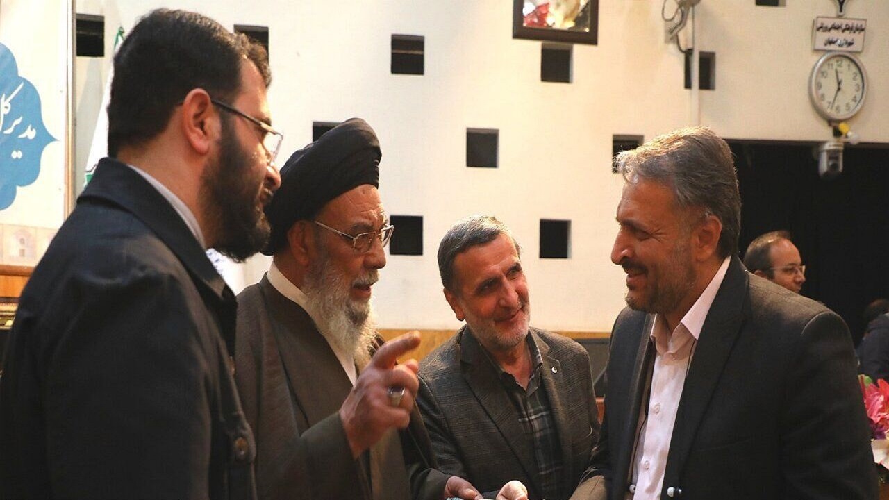 هنرمندان نعمت الهی هنر را در راه خدا صرف کنند