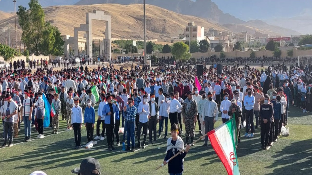 برگزاری سرود سلام فرمانده با حضور ۵ هزار نفر از دانش آموزان در کازرون + تصاویر