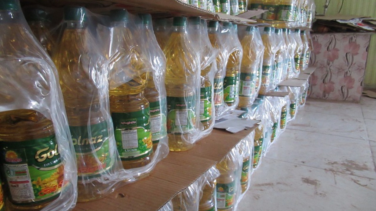 احتکار ۱۶ تُن روغن خوراکی در یک انبار مواد غذایی