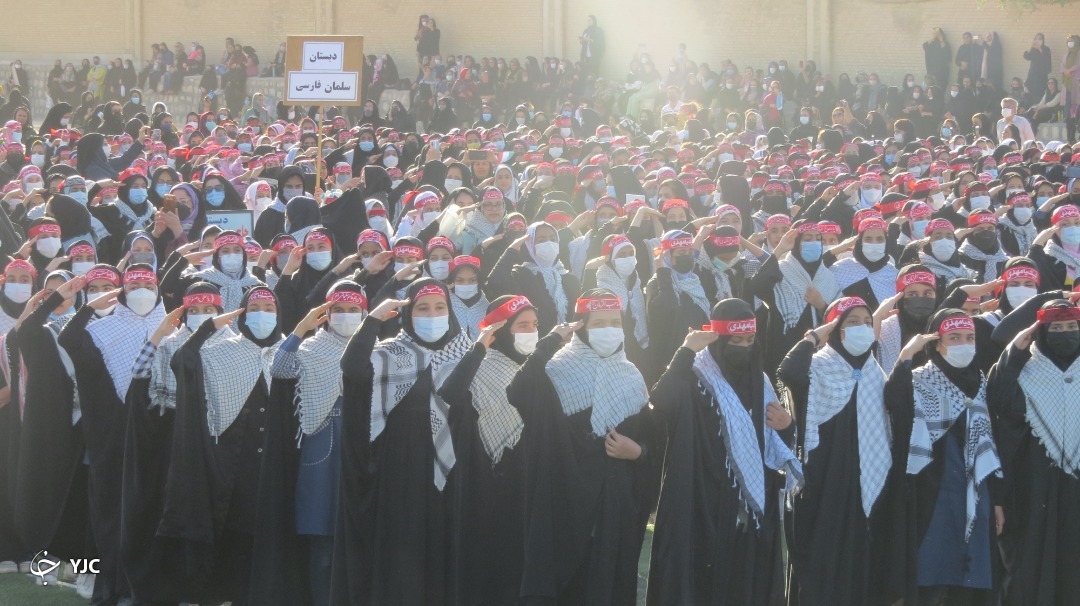 برگزاری سرود سلام فرمانده با حضور ۵ هزار نفر از دانش آموزان در کازرون 