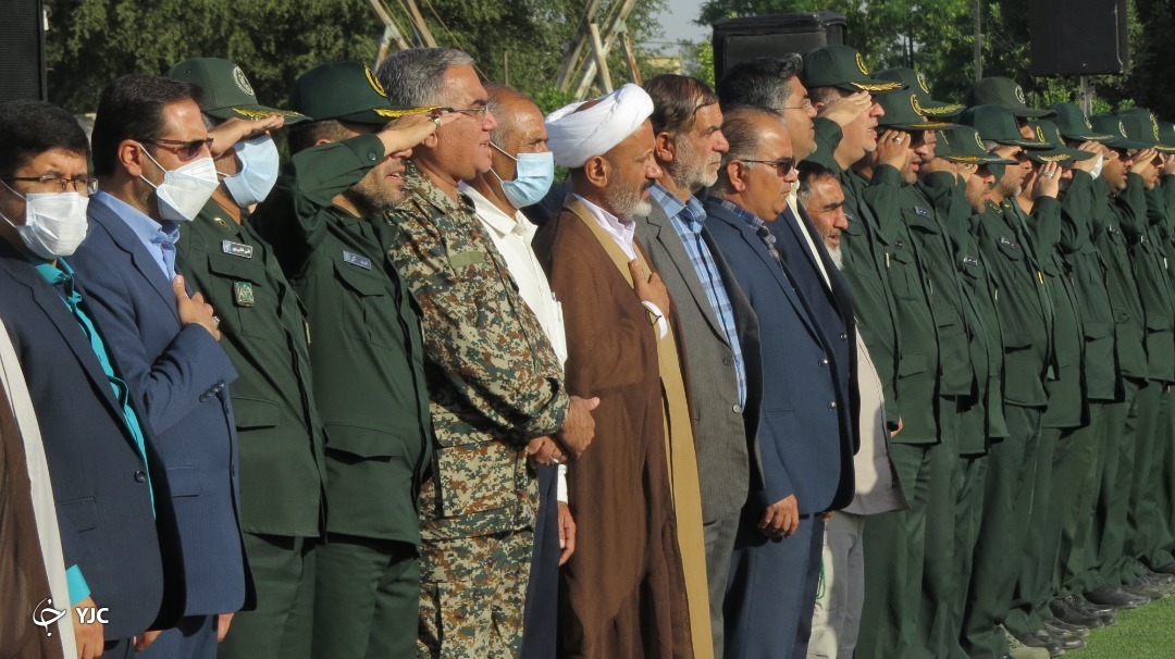 حضور مسئولان هنگام برگزاری سرود سلام فرمانده در کازرون 