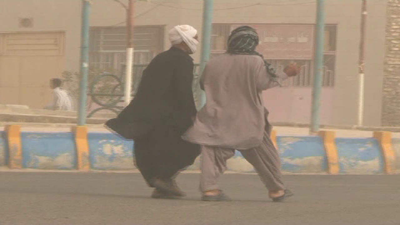 وزش طوفان شدید همراه با گرد و خاک و ریزگردها در هیرمند