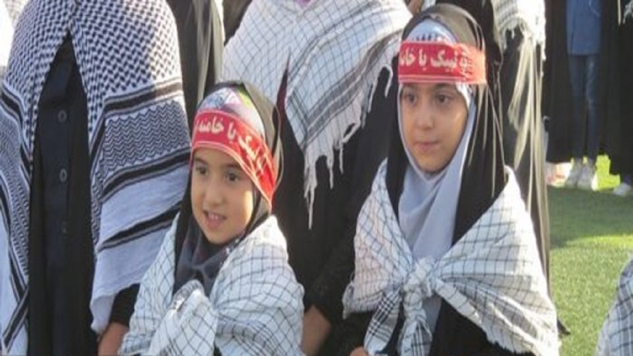 همخوانی با سرود سلام فرمانده توسط دانش آموزان گچسارانی