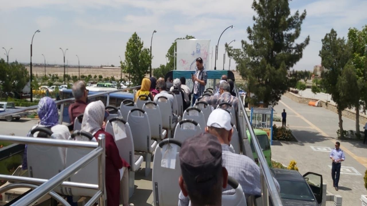 سرویس‌دهی اولین اتوبوس دوطبقه گردشگری کشور به‌مناسبت روز گرامیداشت فردوسی