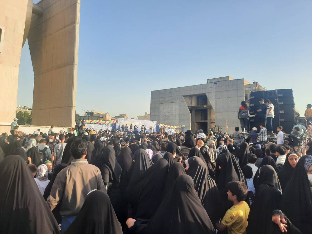 همخوانی سرود سلام فرمانده توسط دهه نودی&zwnj;ها در مشهد+ عکس