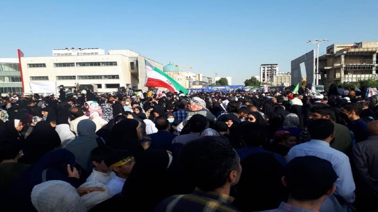 همخوانی سرود سلام فرمانده توسط دهه نودی&zwnj;ها در مشهد+ عکس