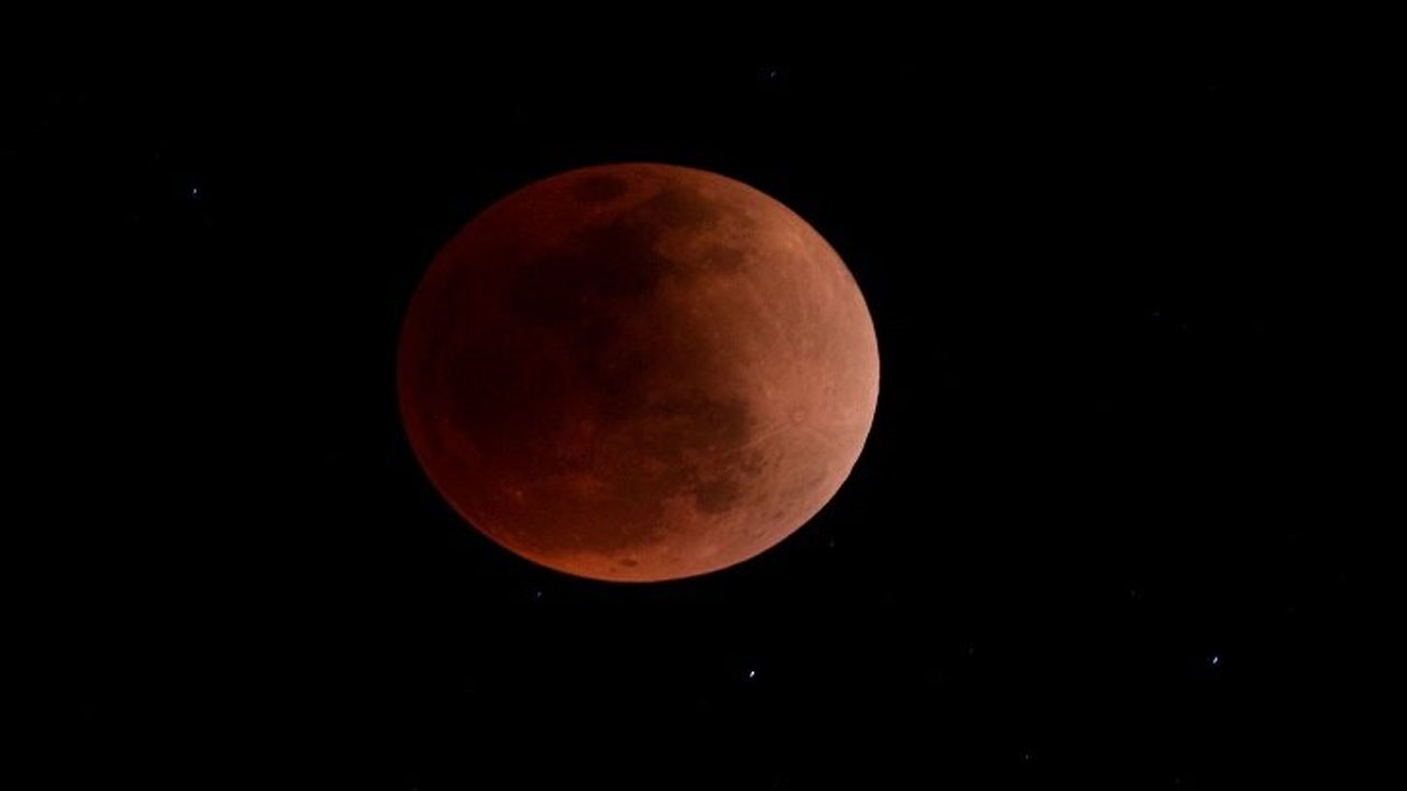 تصاویری از ماه‌گرفتگی خونین