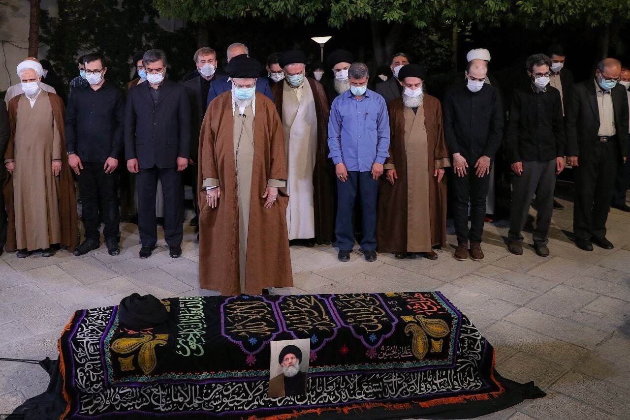 نماز رهبر انقلاب بر پیکر حجت‌الاسلام فاطمی‌نیا + فیلم