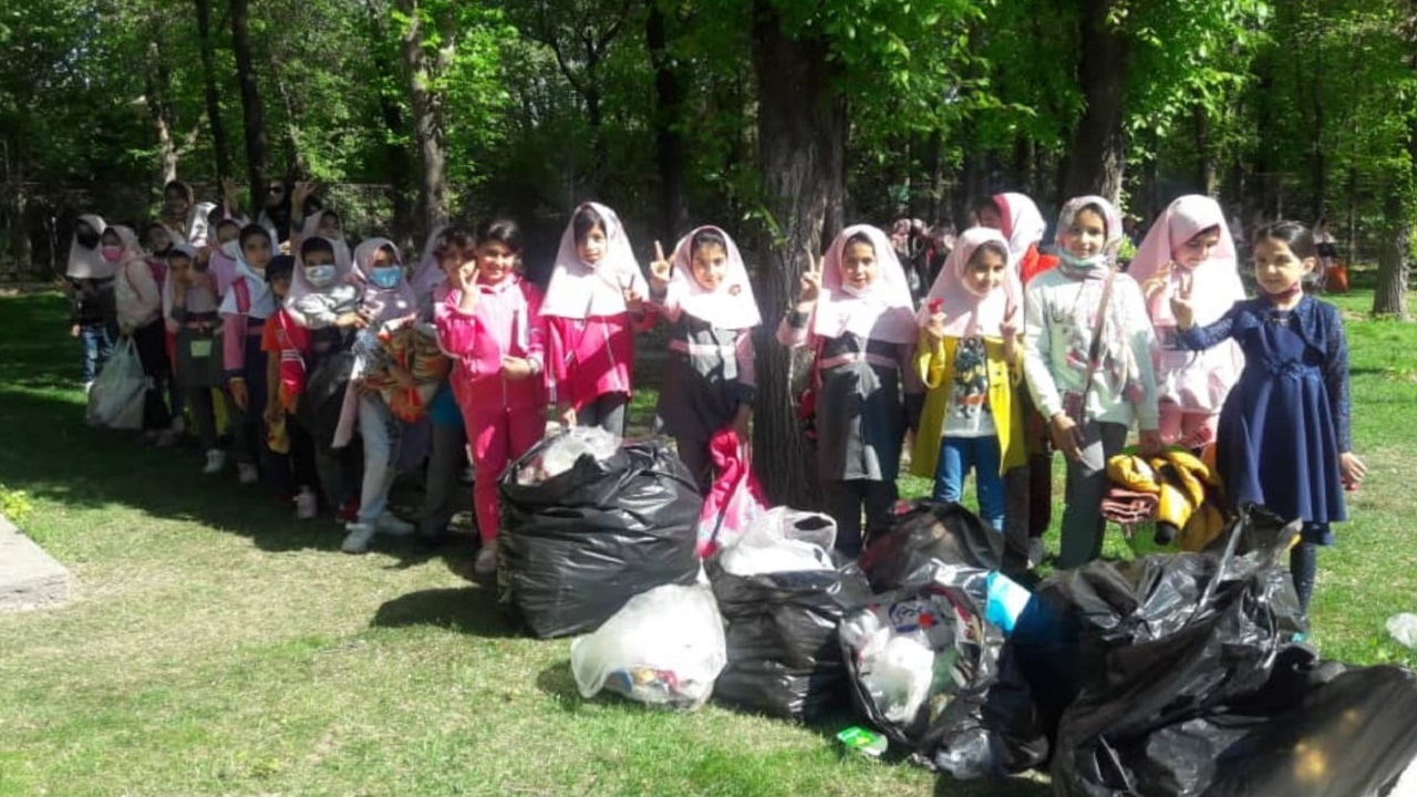 پاکسازی پارک بانوان شهرکرد با حضور دانش آموزان مدرسه میعاد