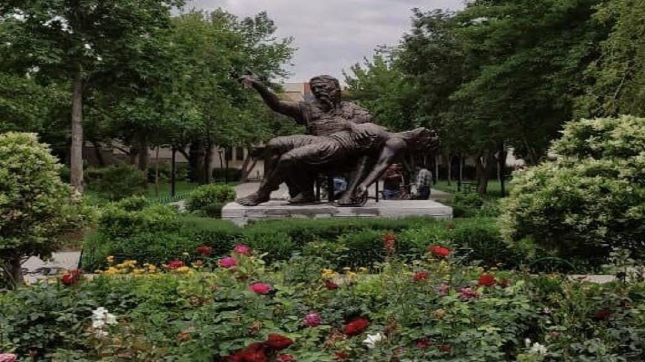 رونمایی از مجسمه “سوگ سهراب” در مشهد