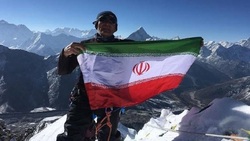 باشگاه خبرنگاران -بوسه فاتح اورست بر پرچم ایران + فیلم