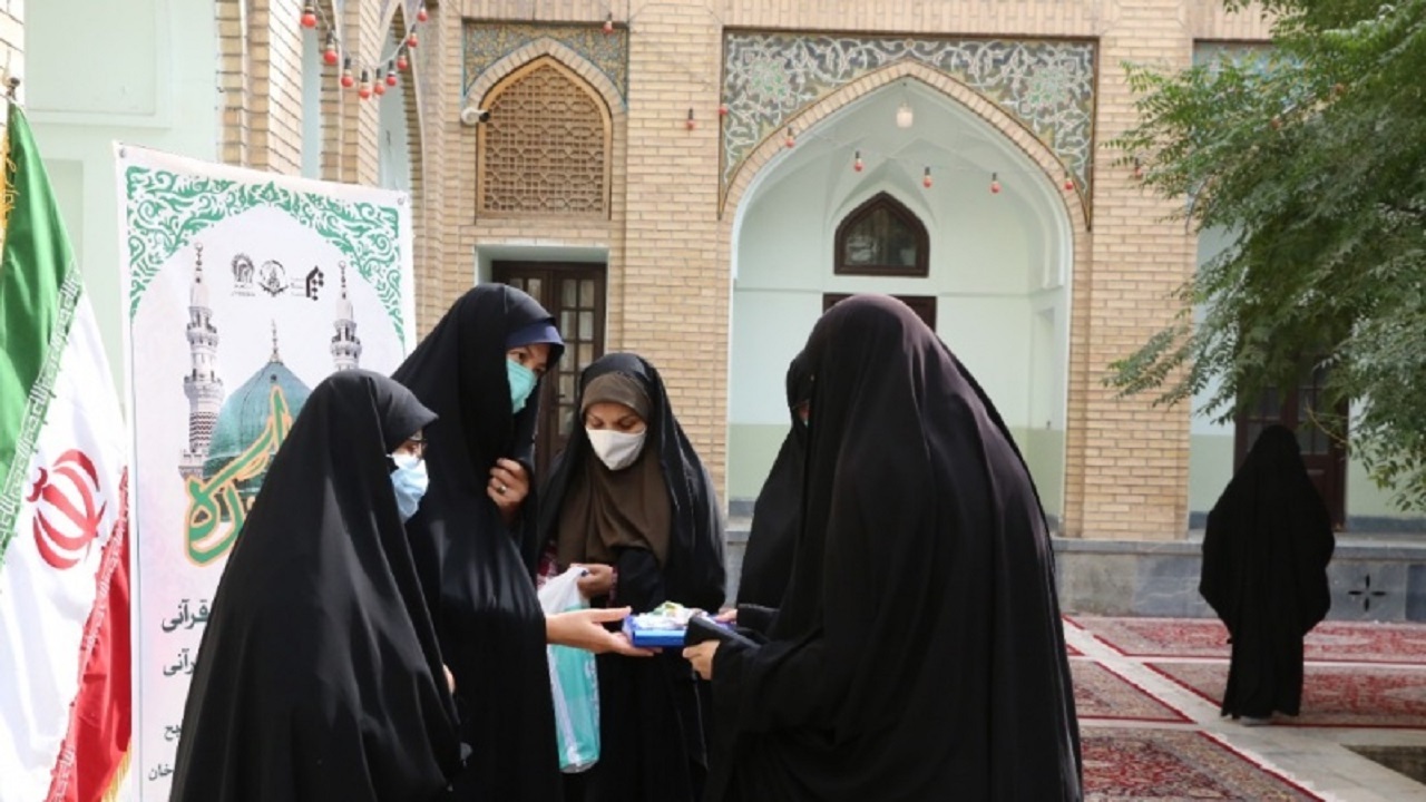 تجلیل از خدمات قرآنی بانوی مهاجر افغانستانی در حرم مطهر رضوی