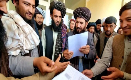روند توزیع فورم های آزمون معلمین و مامورین در غور آغاز شد + تصاویر