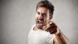 لحظه هجوم نظامیان صهیونیست به یهودیان افراطی در اطراف قدس شریف + فیلم