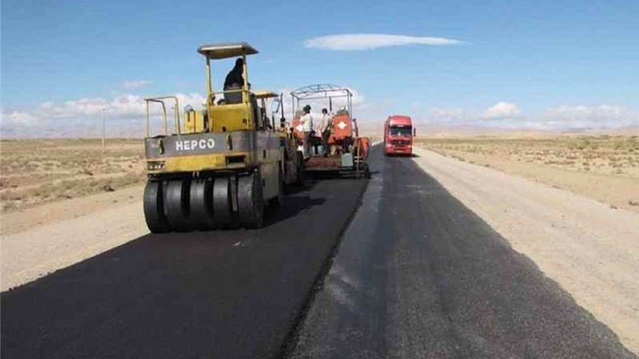 قیر رایگان برای اجرای آسفالت در ۴۰ روستای سیستان و بلوچستان تامین شد