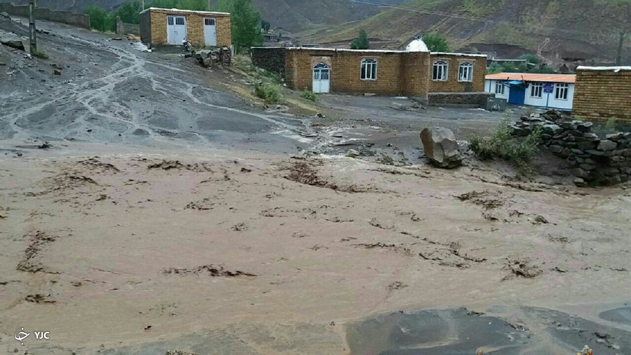 سیل به ۲۴۰ واحد مسکونی خوی خسارت زد