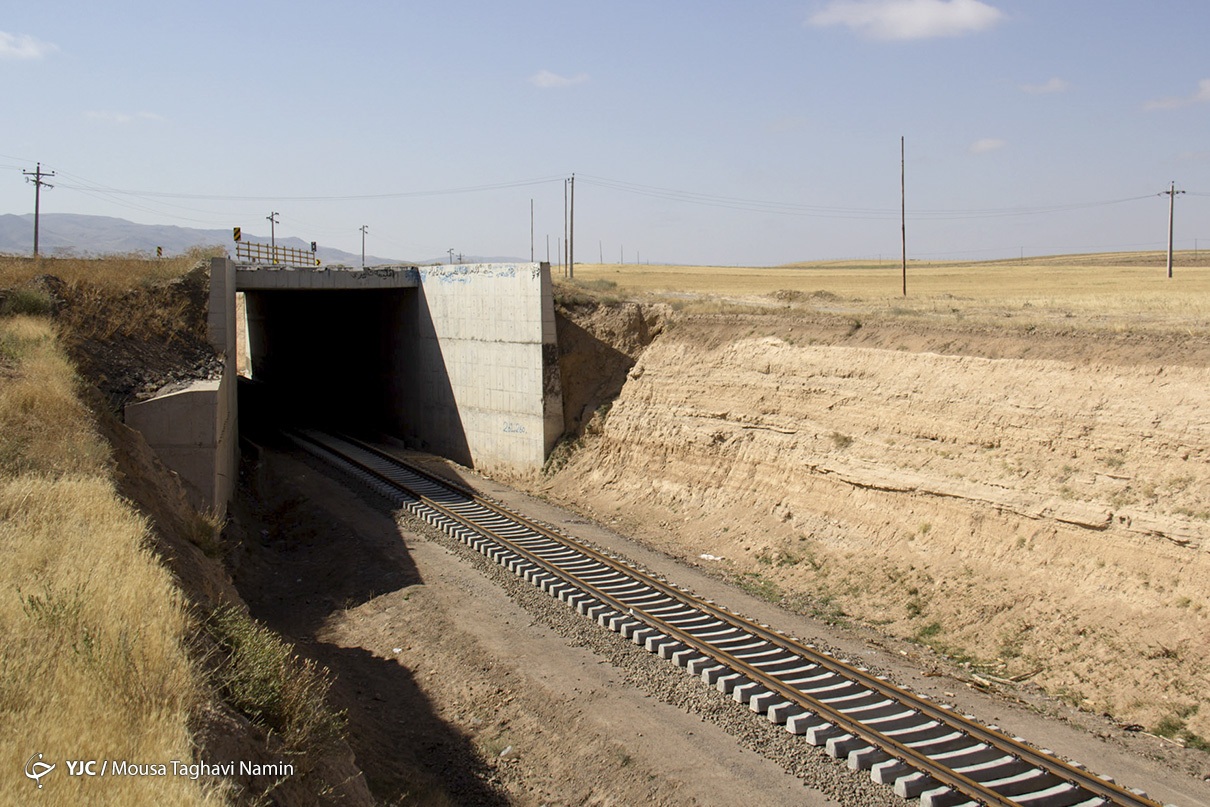 حمل و نقل ریلی در خوزستان؛ مزایای فوق العاده اقتصادی نهفته در قطارتوسعه حمل و نقل ریلی خوزستان؛ طرحی که ایران را شاهرگ اقتصادی می&zwnj;کند