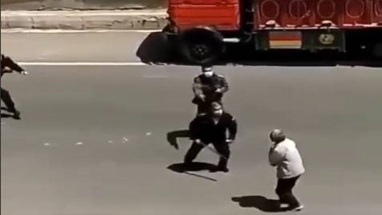 انتشار فیلم درگیری پلیس با متهم به عنوان حمله به مردم معترض
