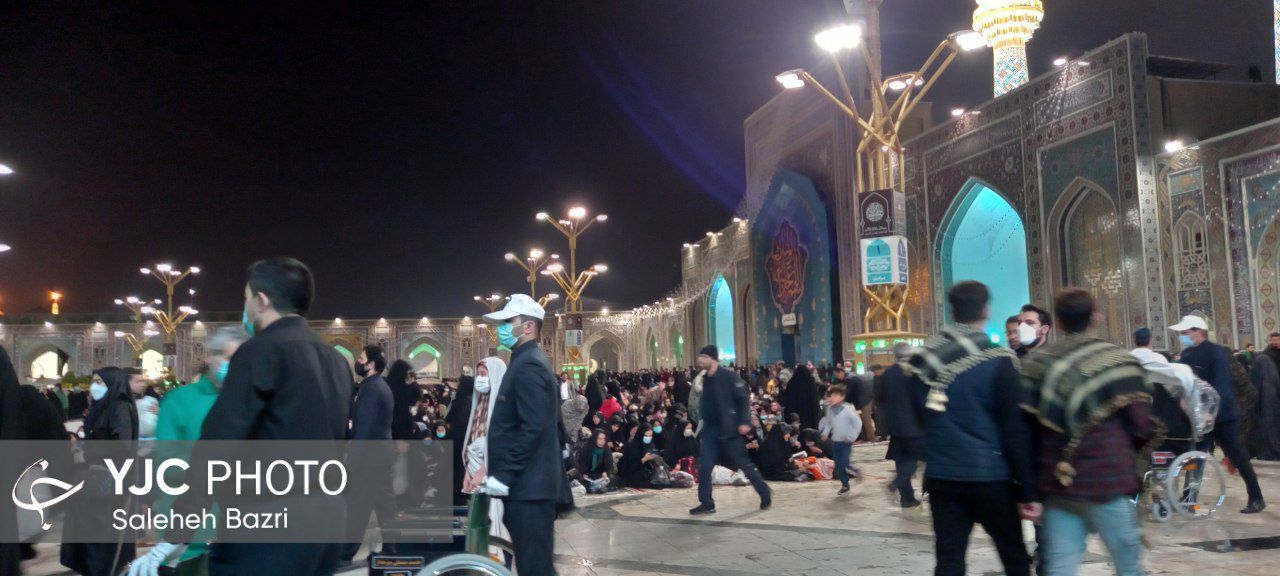 حال و هوای حرم مطهر رضوی در شب شهادت امیرالمومنین(ع)+ فیلم