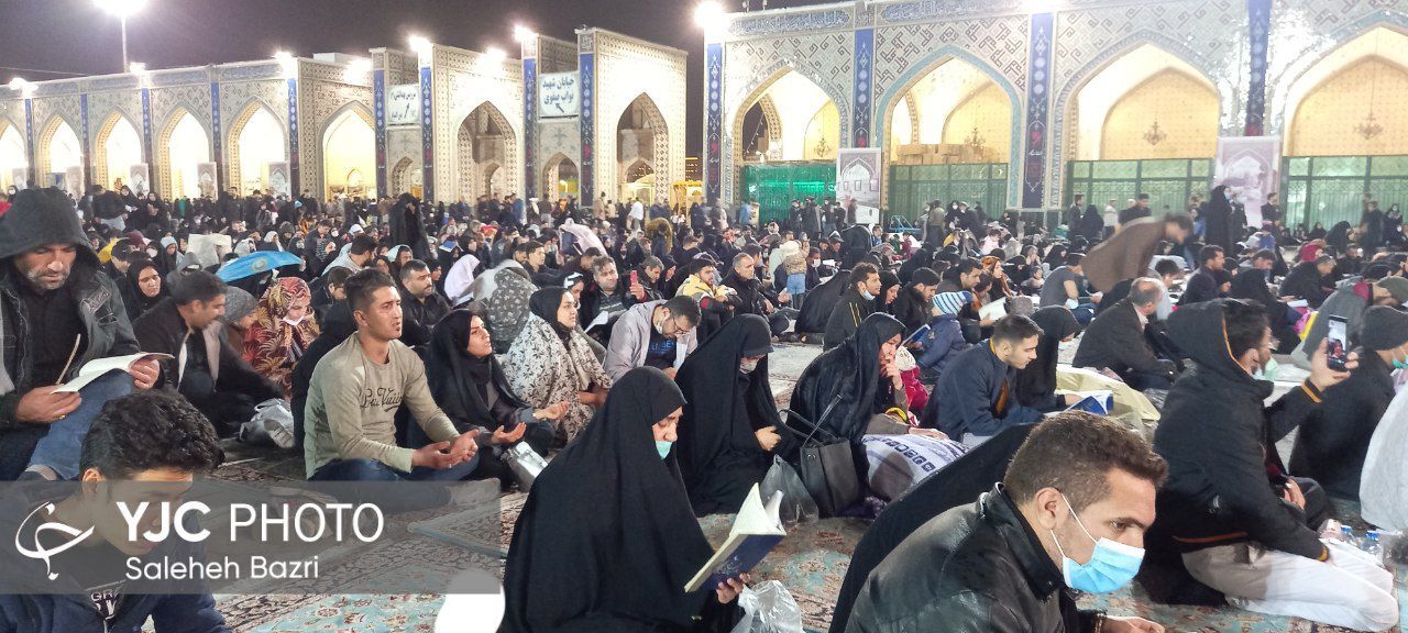 حال و هوای حرم مطهر رضوی در شب شهادت امیرالمومنین(ع)+ فیلم