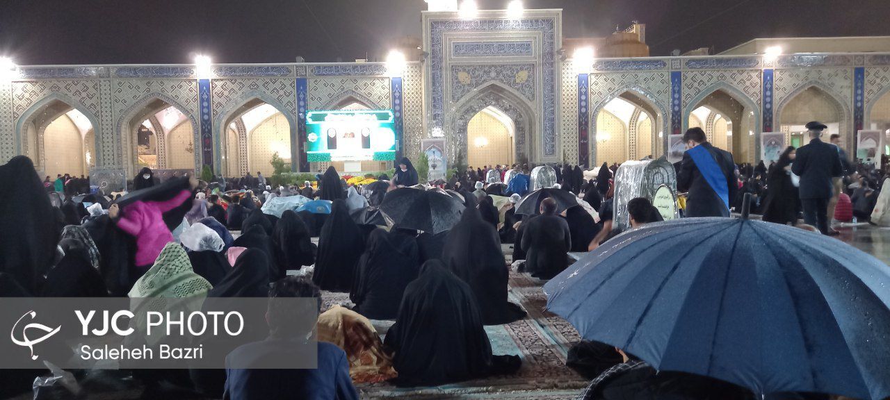 حال و هوای حرم مطهر رضوی در شب شهادت امیرالمومنین(ع)+ فیلم