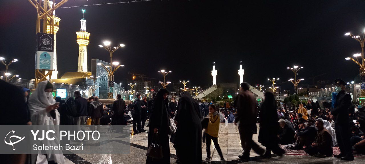 حال و هوای حرم مطهر رضوی در شب شهادت امیرالمومنین(ع)+ فیلم