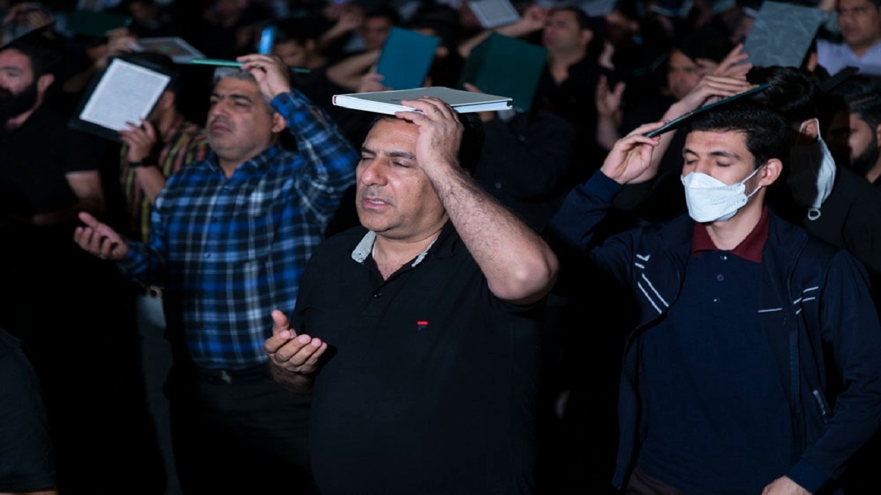 نوای " بک یا الله " در دومین شب از لیالی قدر