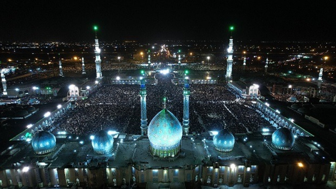 شب زنده داری ده‌ها هزار منتظر در مسجد مقدس جمکران+تصاویر