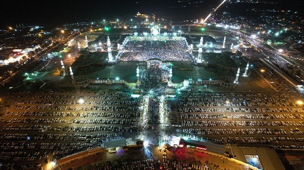 شب زنده داری ده&zwnj;ها هزار منتظر در مسجد مقدس جمکران+تصاویر