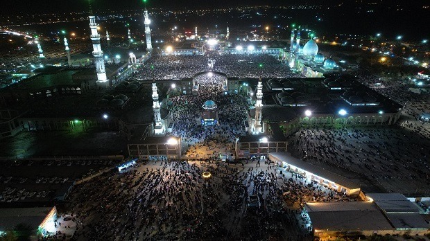شب زنده داری ده&zwnj;ها هزار منتظر در مسجد مقدس جمکران+تصاویر