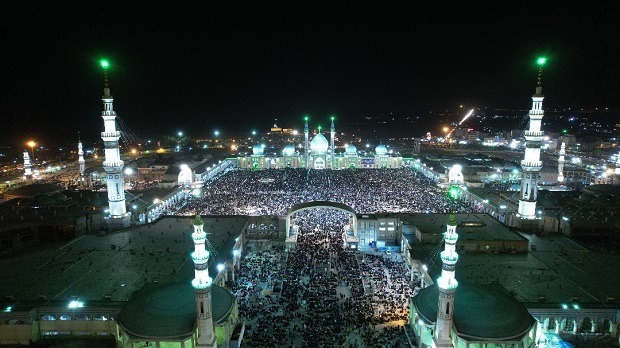 شب زنده داری ده&zwnj;ها هزار منتظر در مسجد مقدس جمکران+تصاویر