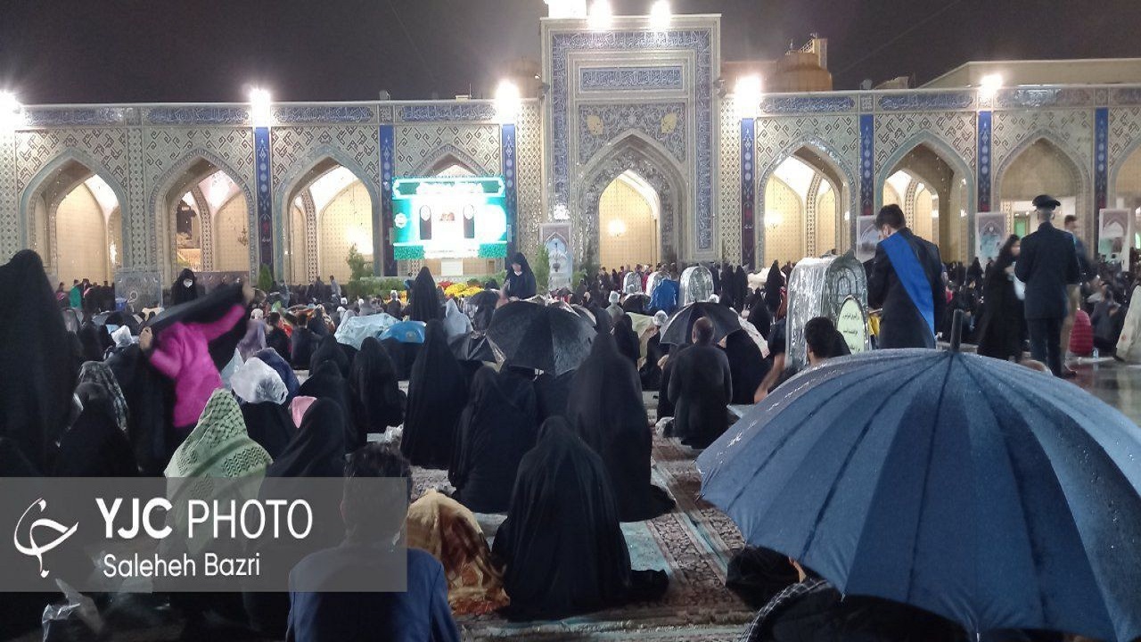بارش رحمت الهی در شب شهادت امیرالمومنین(ع) در حرم مطهر رضوی+ عکس