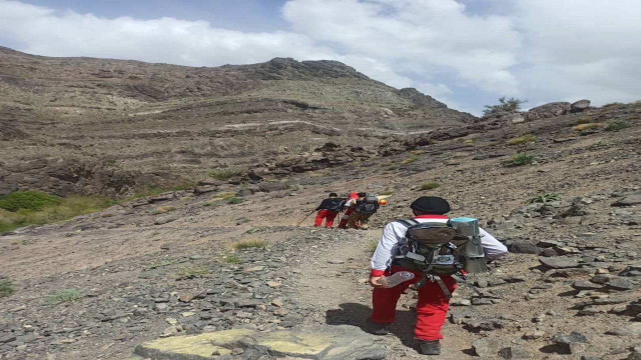 ۱۵ ساعت عملیات جستجو برای نجات جان یک کوهنورد