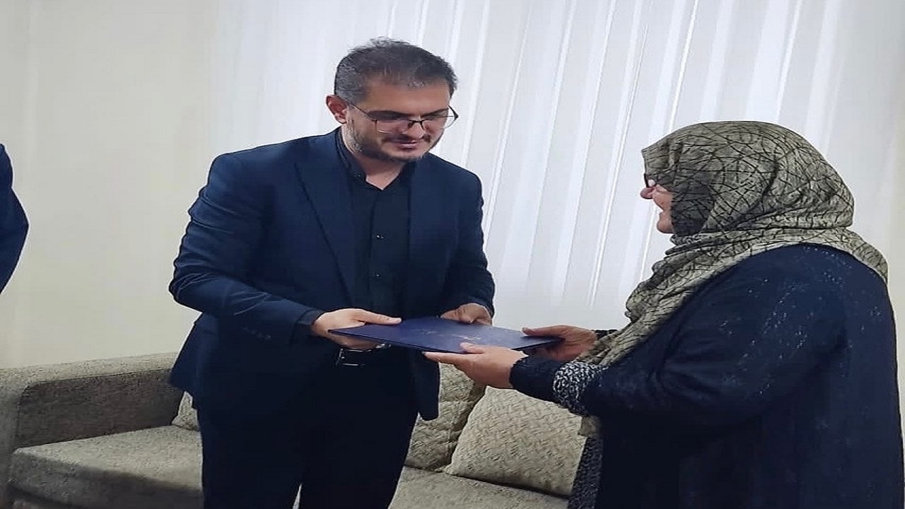 استاندار کردستان با خانواده شهید برهان عالی دیدار کرد
