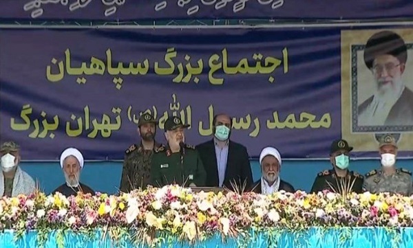 به اباطیل دشمن گوش نداده و متوقف نمی شویم