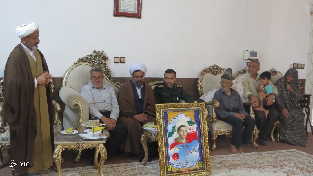 خانواده شهدای روحانی کازرون تجلیل شدند