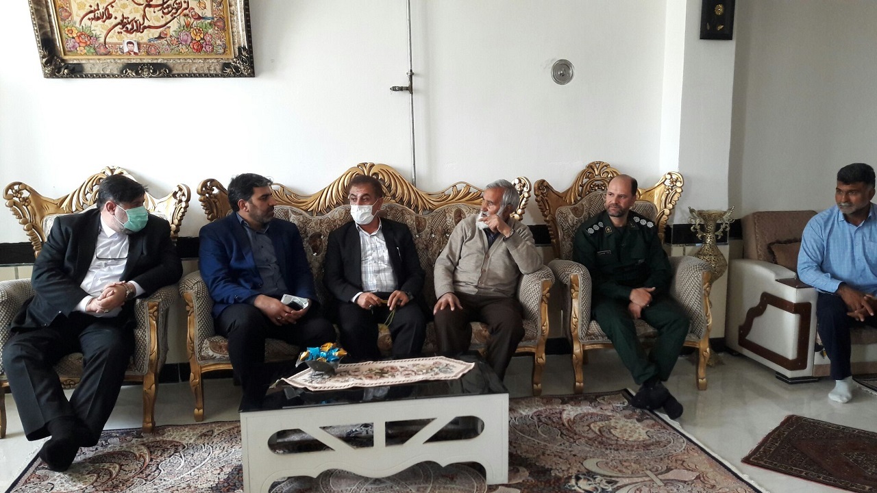 معاون رییس جمهور با خانواده جوان‌ترین شهید تکاب دیدار کرد