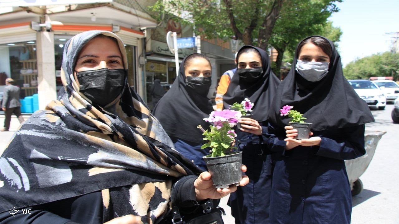 توزیع ۵۰۰ گلدان گل در روز شهرکرد+تصاویر