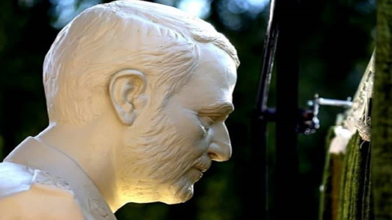 رونمایی از سردیس شهید سلیمانی در فرودگاه کرمان