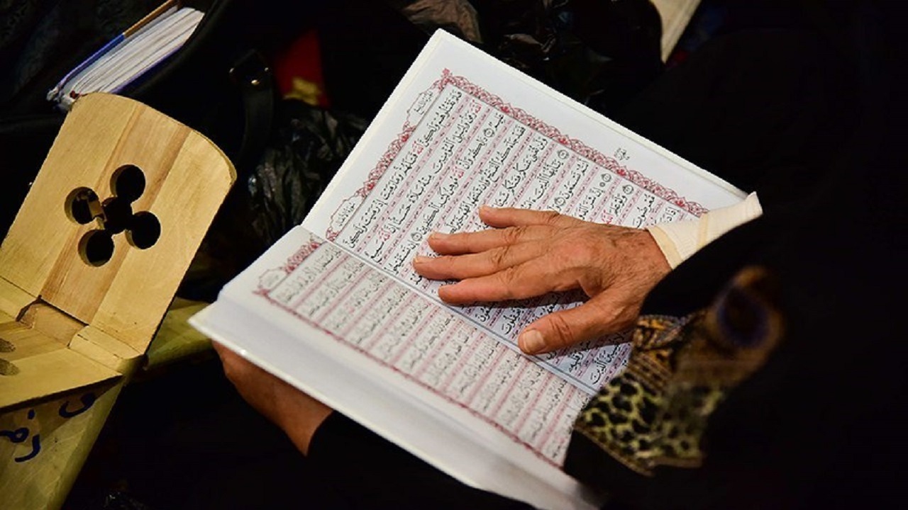تلاوت قرآن در مسجدی ۴۰۰ ساله