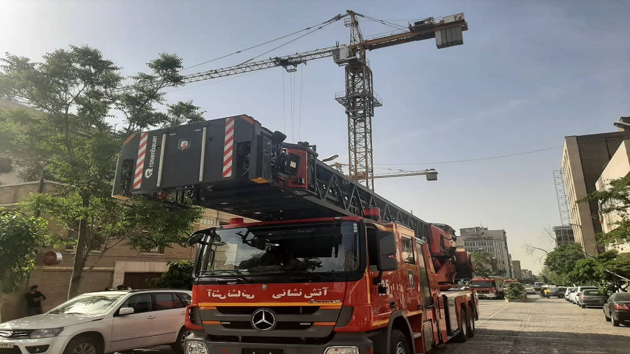 احتمال سقوط یک دکل در خیابان انقلاب وجود دارد
