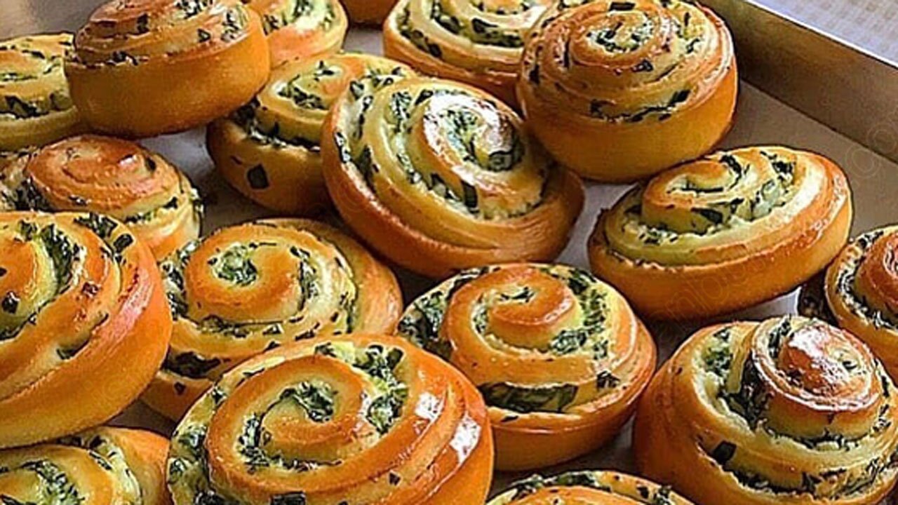 طرز تهیه نان رول اسفناج و پنیر + فیلم