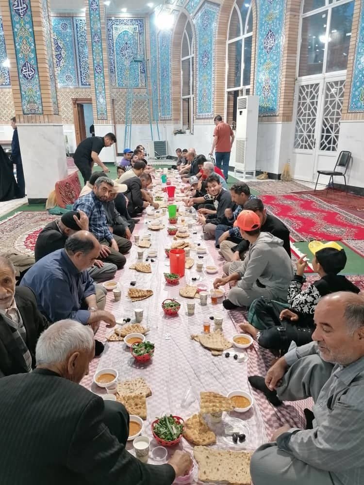 پهن کردن سفره افطاری ماهدشتی&zwnj;ها به روایت تصاویر