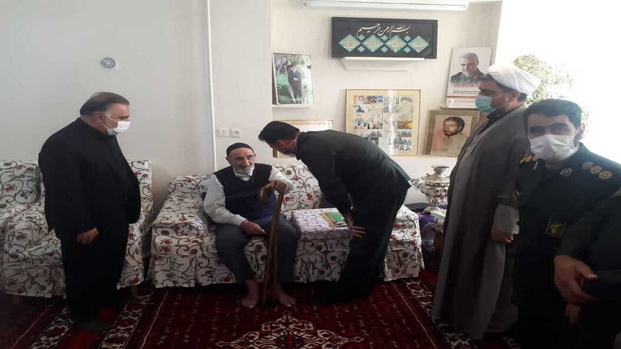 دیدار فرمانده سپاه ناحیه همدان با خانواده شهید مصیب مجیدی