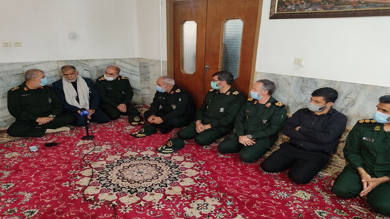 دیدار فرمانده نیروی زمینی سپاه با خانواده شهید امنیت سیستان و بلوچستان