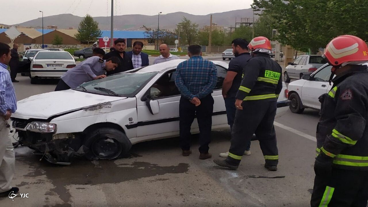 انحراف خودروی سواری پژو در بلوار شهدای مهاباد