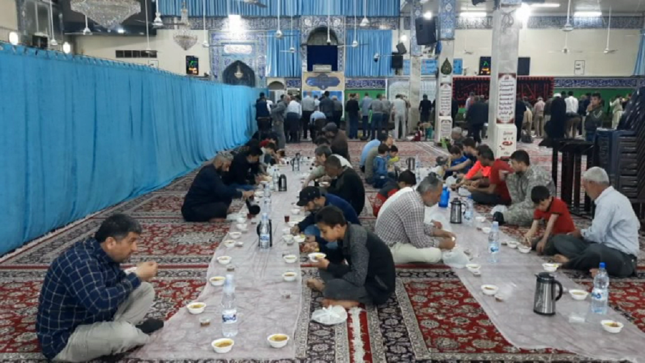 توزیع بسته های معیشتی در بین زائران حرم زینب (س)