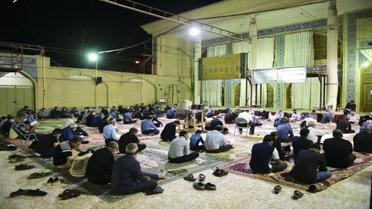 طنین مناجات های دلنشین سومین شب قدر در لارستان