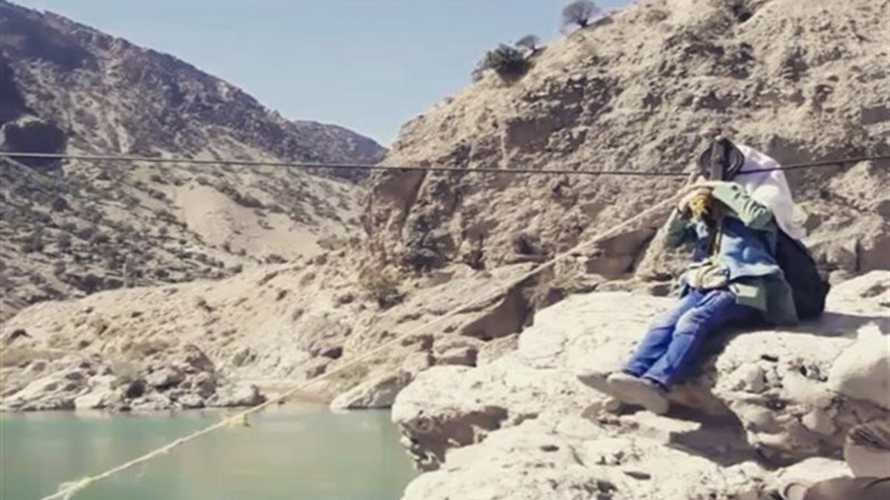 عبور اهالی روستای «نسه کوه» از رودخانه با سیم بکسل ! + فیلم