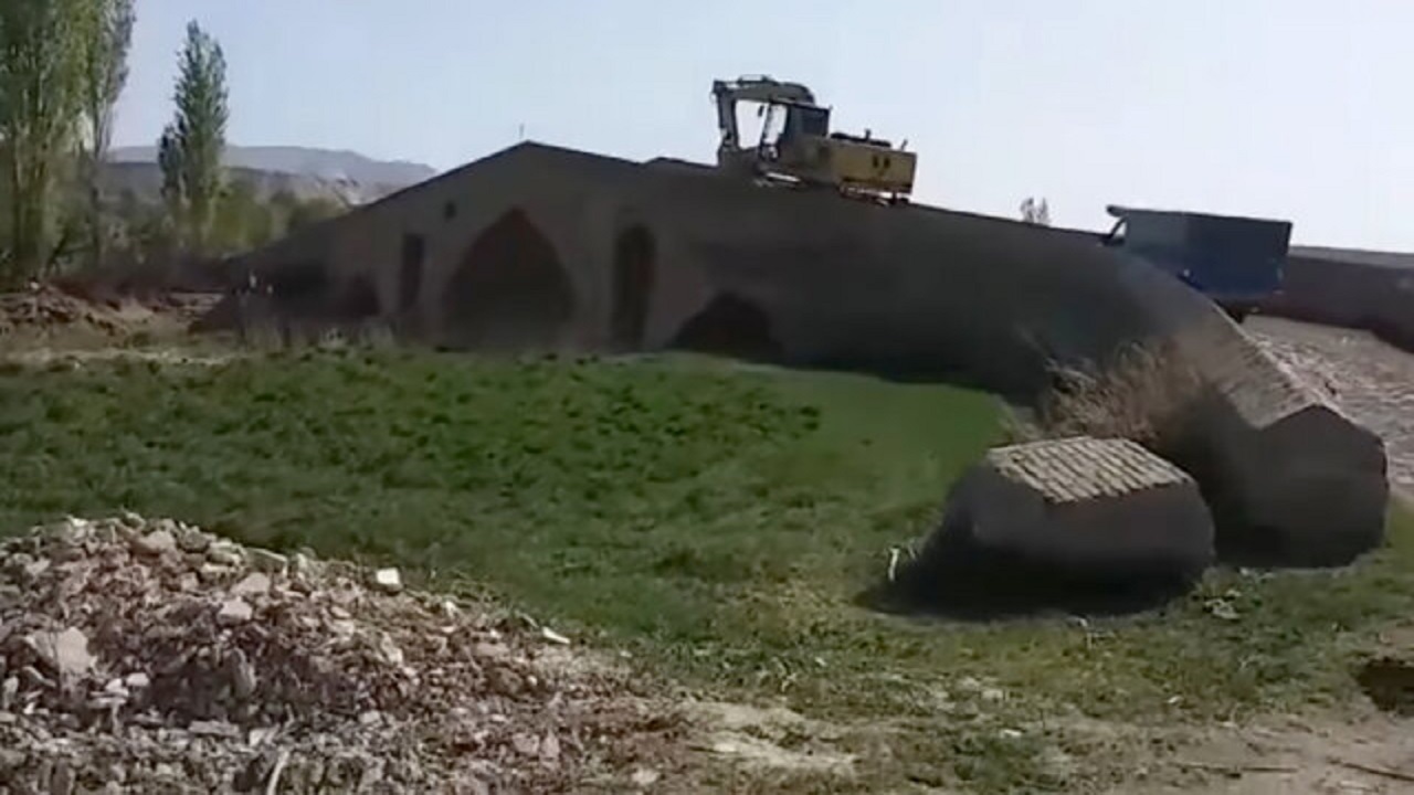 توقف بیل مکانیکی در کنار پل تاریخی سردار زنجان